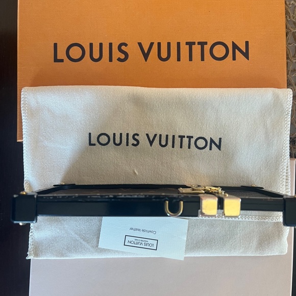 LOUIS VUITTON - EYE TRUNK WITH STRAP IPHONE X/XS - Picture 4 of 9